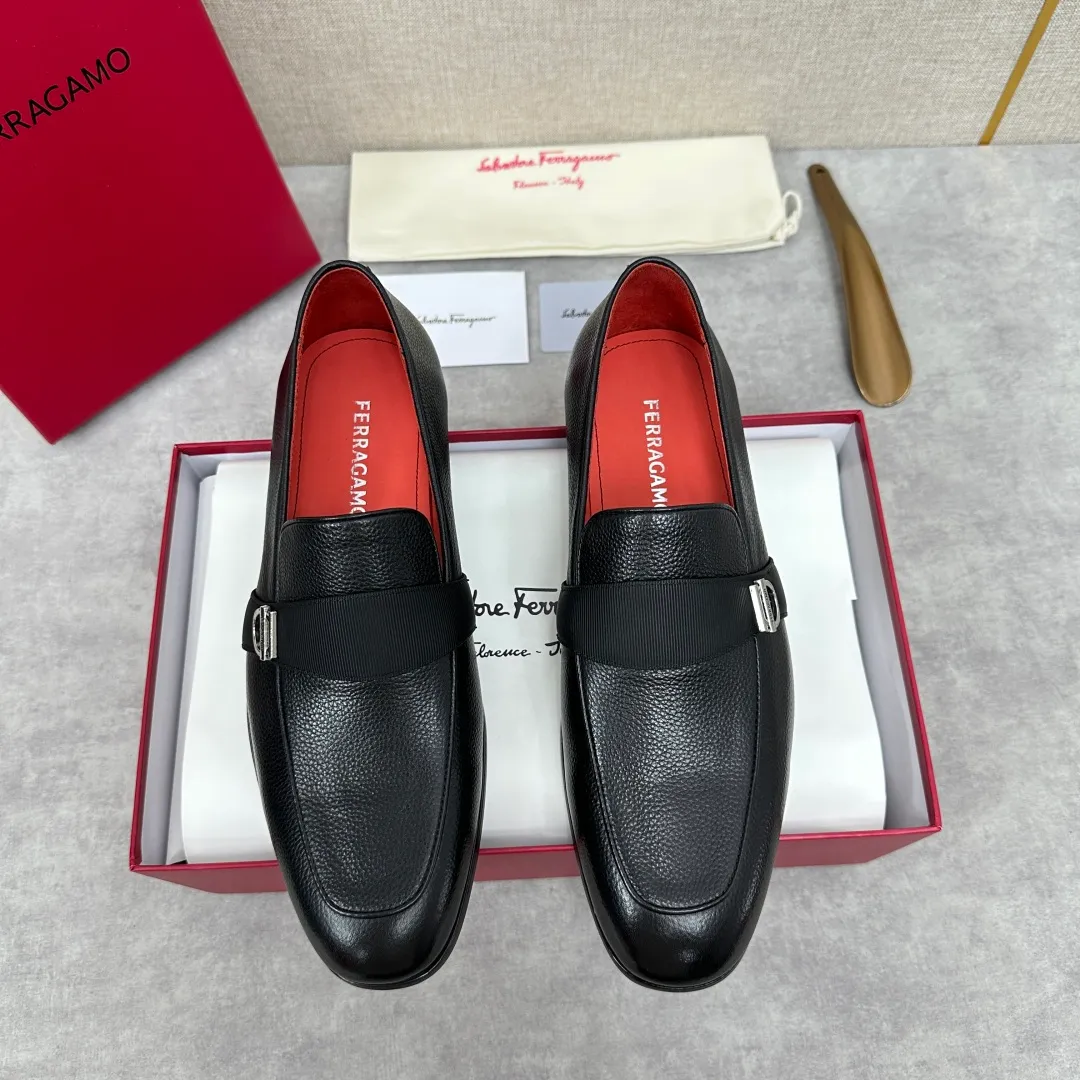 [Ferragamo] Top P: 960💰 Number of yards: 39~44 (38.45.46. Custom-made, non-refundable) Ferragamo** counters synchronize new models of men's loafers that can be worn casually or formally. The classic shape embodies the fashionable charm of formal wear, and the newly designed proportions are more modern. These loafers are made of imported open-edge beaded cowhide/fine calfskin/cow suede material. The upper is decorated with webbing, and the side is privately molded with silver Gancini buckles. The double stitching details add to the fashionable charm. Adopting a special "Original" structure and going through multiple processes, the soles are almost entirely handmade. Unique processing technology demonstrates exquisite craftsmanship. The original privately modeled genuine leather outsole is paired with a personalized rubber backing. It is comfortable, non-slip and wear-resistant. It can be worn as a slip-on. Exquisite hand-stitching. The workmanship is as fine as that of a store. The original color calfskin lining is sweat-absorbent, anti-odor, comfortable and breathable. The heel is also decorated with a rubber patch to perfectly improve the grip performance.